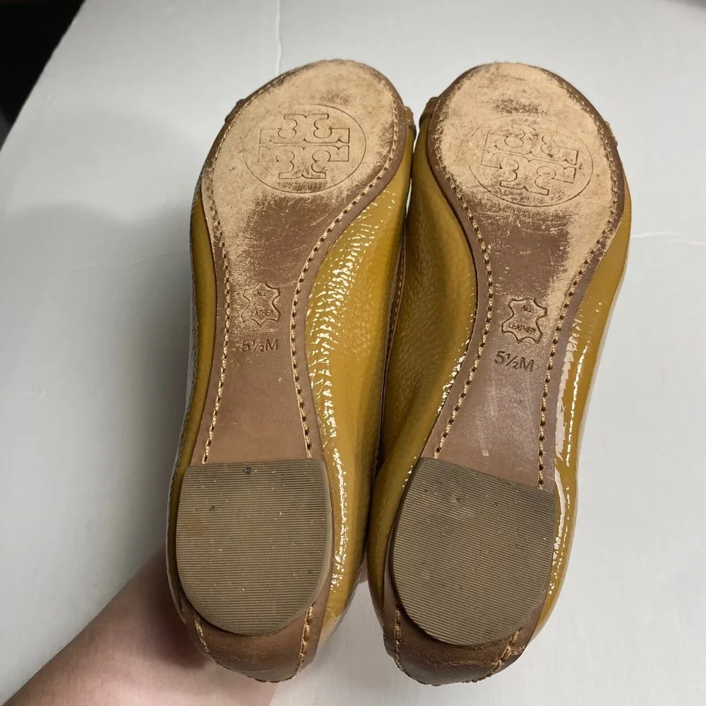 Tory Burch Aaden Ballet Flats Tan Patent Leather Gold Gone Logo Emblem Size‎ 5.5